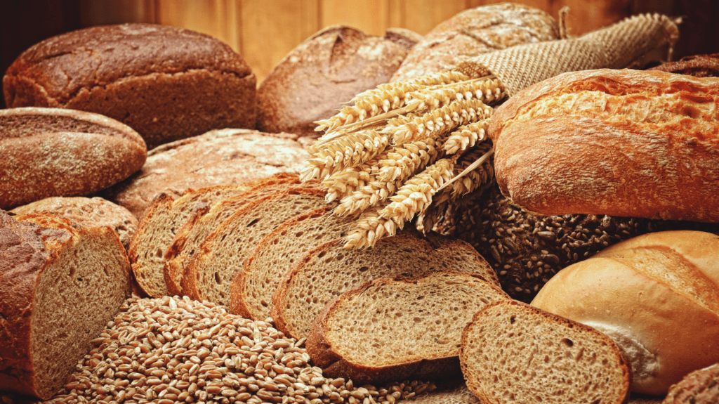 mesa com diversos pães