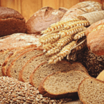 mesa com diversos pães